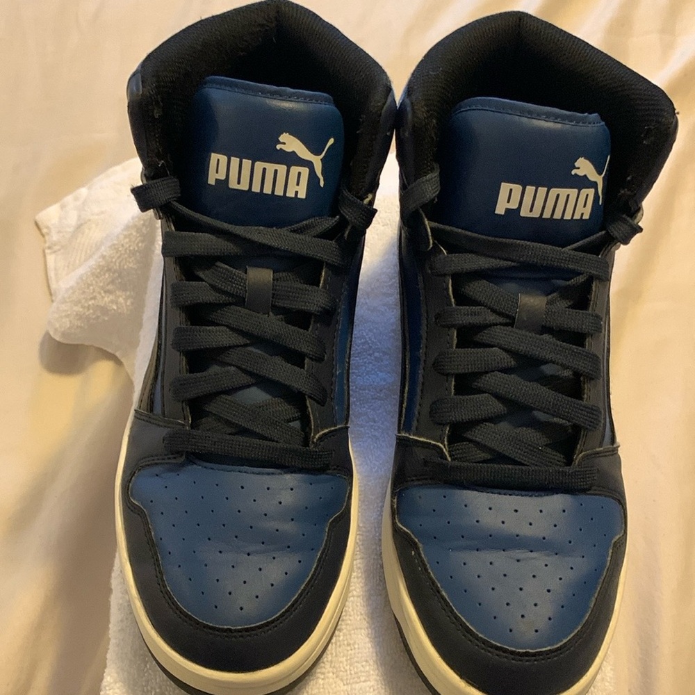 Men’s puma basketball sneakers. Size 91/2. Clot black and blue.
